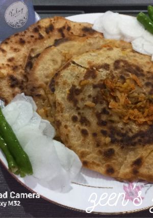 A picture of Mooli Parathas.