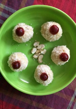 A picture of Paneer -rice laddu.