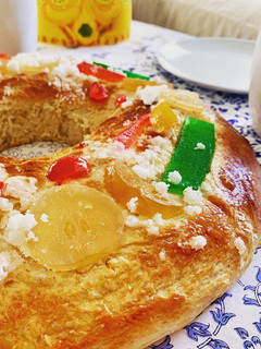Una foto de Roscón de reyes SIN masa madre, fácil y riquísimo ¡Como el tradicional!