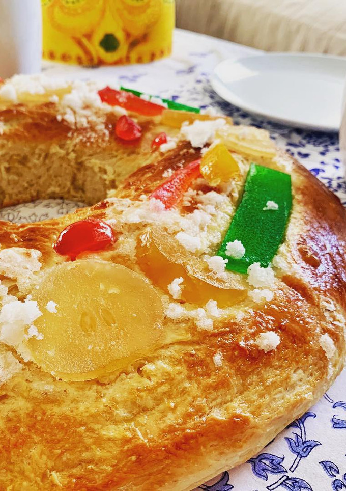 Una foto de Roscón de reyes SIN masa madre, fácil y riquísimo ¡Como el tradicional!