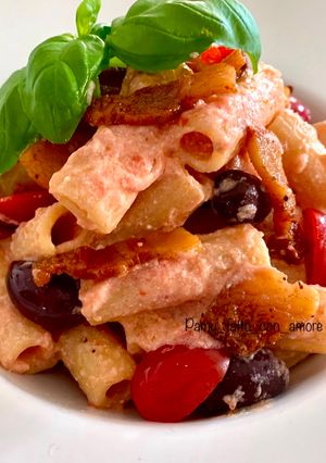 Foto di Rigatoni crema di ricotta, pomodorini, guanciale croccante, olive taggiasche