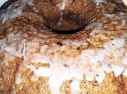 Una foto de budin de naranja con glaseado