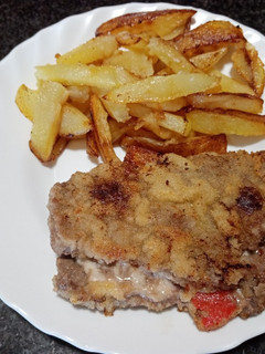 Una foto de Ternera rellena de pimiento rojo asado y jamón serrano