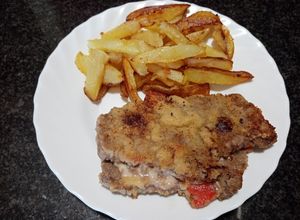Una foto de Ternera rellena de pimiento rojo asado y jamón serrano