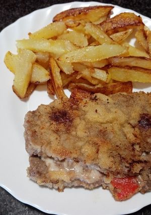 Una foto de Ternera rellena de pimiento rojo asado y jamón serrano