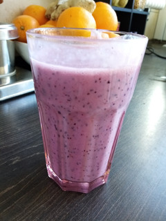 Una foto de Smoothie vegano con frutas frescas