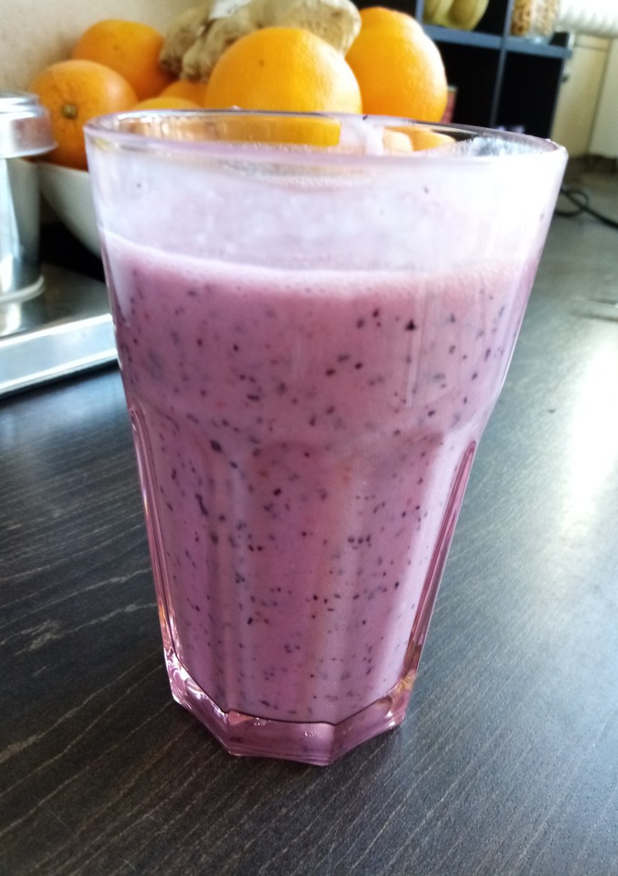 Una foto de Smoothie vegano con frutas frescas