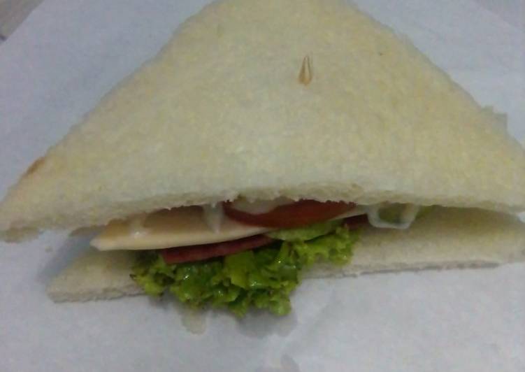 Sandwich smoke beef and scrumble egg