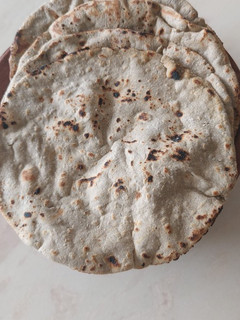 બાજરા નાં રોટલા (Bajra Rotla Recipe In Gujarati) રેસીપી મુખ્ય ફોટો