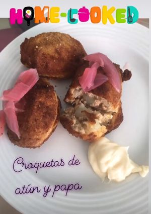 Una foto de Croquetas de atún con papa y cebolla curtida