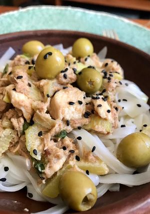 Una foto de Fideos de arroz con salsa de apio, atún y aceitunas