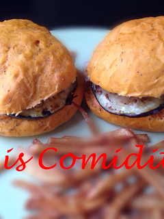Una foto de Burger de tomate con salmorejo, pollo y berenjena