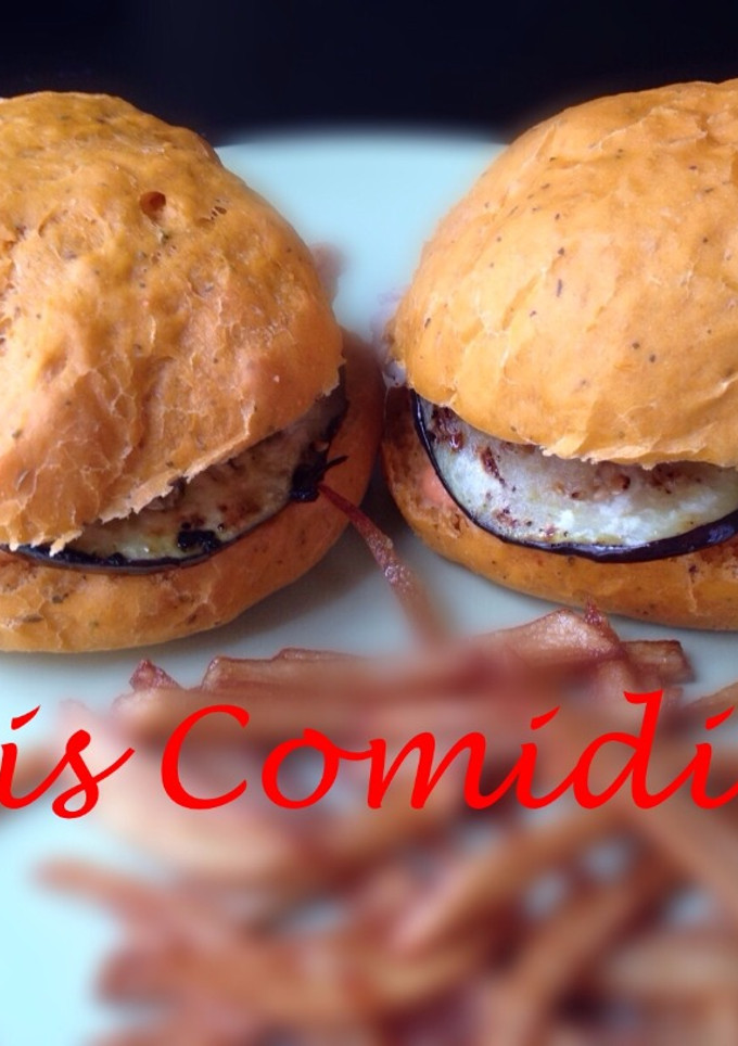 Una foto de Burger de tomate con salmorejo, pollo y berenjena