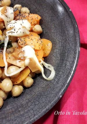 Foto di Insalata di ceci, carote, scamorza e semi di papavero