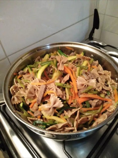 Una foto de Salteado de verduras acompañado con fideos