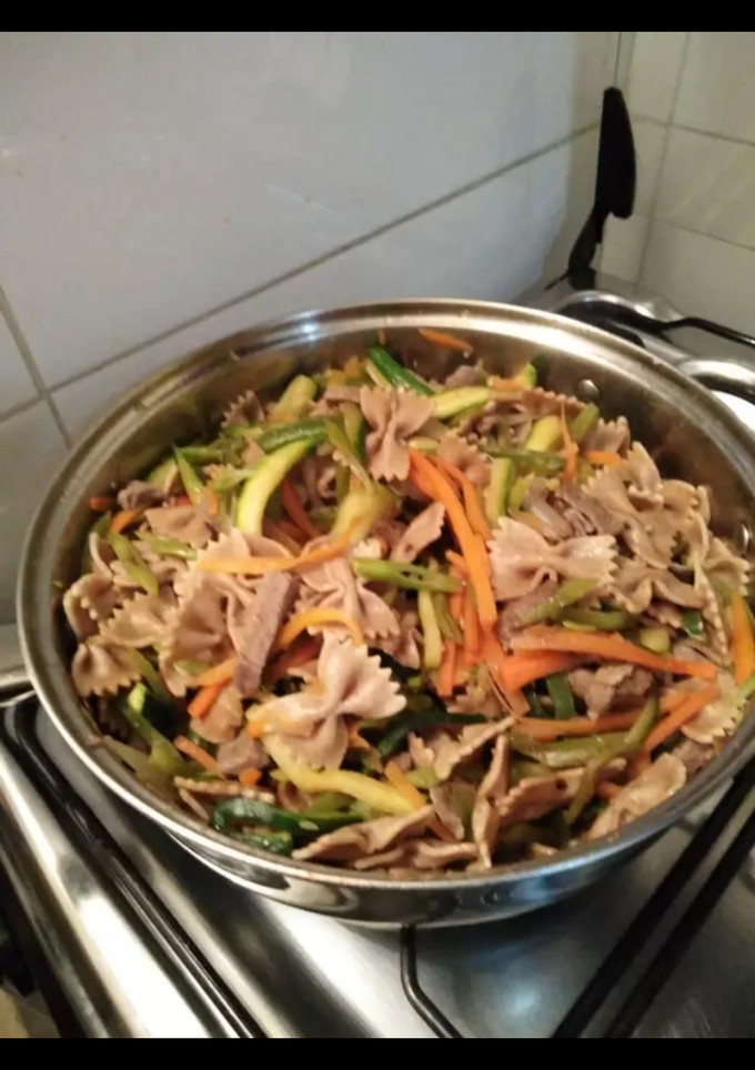 Una foto de Salteado de verduras acompañado con fideos