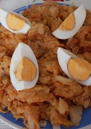 Una foto de Repollo con huevo cocido