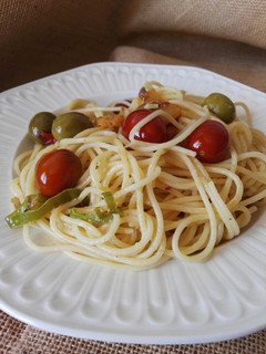 Una foto de Espaguetis con verduras y queso