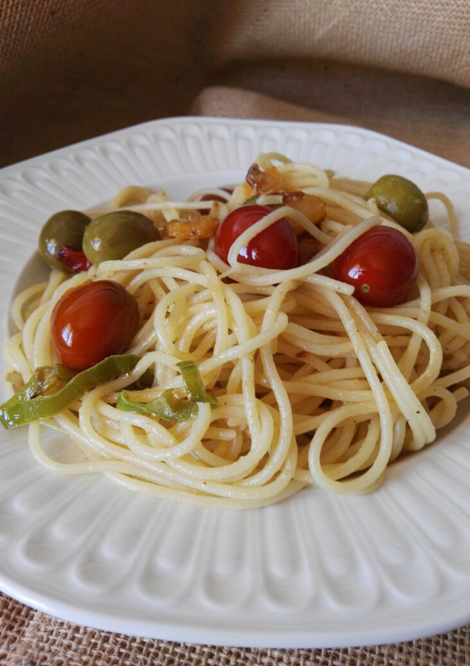 Una foto de Espaguetis con verduras y queso