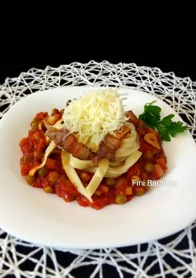 Una foto de Fetuccini con panceta y guisantes (pasta fresca)