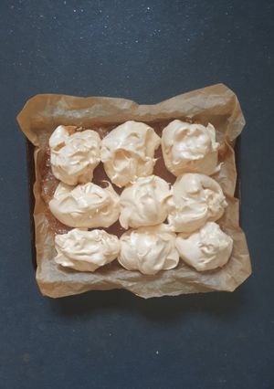 A picture of Hard small French Meringues.