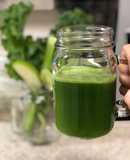 Nước ép táo xanh, cần tây và cải xoăn