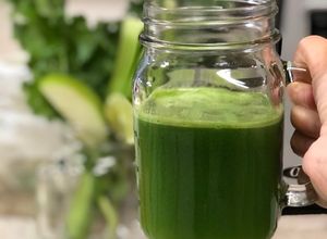 Hình của món Nước ép táo xanh, cần tây và cải xoăn.