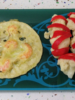 Una foto de Tortilla de langostinos y ensalada de coliflor con pimientos asados