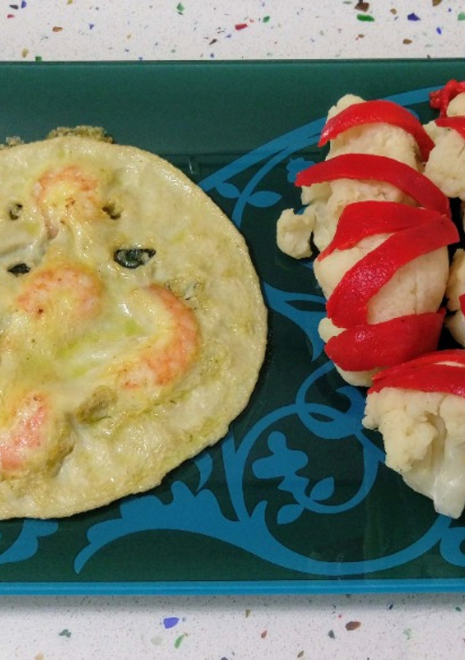 Una foto de Tortilla de langostinos y ensalada de coliflor con pimientos asados