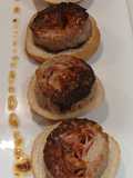Medallones rellenos en espiral de cerdo, bacon y queso fundido