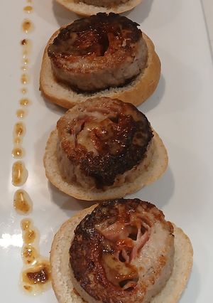 Una foto de Medallones rellenos en espiral de cerdo, bacon y queso fundido