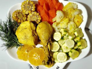 مرغ آب‌پز با سبزیجات بخارپز (شام رژیمی)
