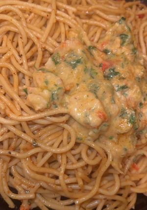 Une photo de Pâtes accompagnées de crevettes