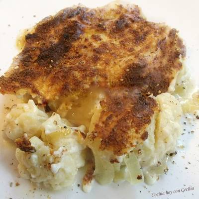 Coliflor con cebolla y salsa bechamel gratinada al horno #sorpresas Receta  de Cecilia Lascaux 