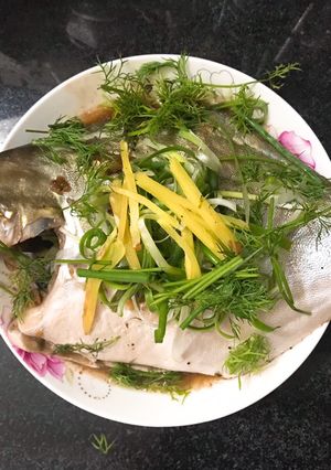 Hình của món Cá chim biển hấp xì dầu.