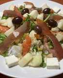 Ensalada de salazones de pescado, con pera y queso fresco