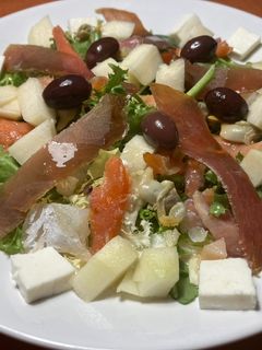 Una foto de Ensalada de salazones de pescado, con pera y queso fresco
