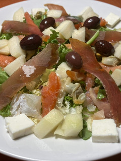 Una foto de Ensalada de salazones de pescado, con pera y queso fresco