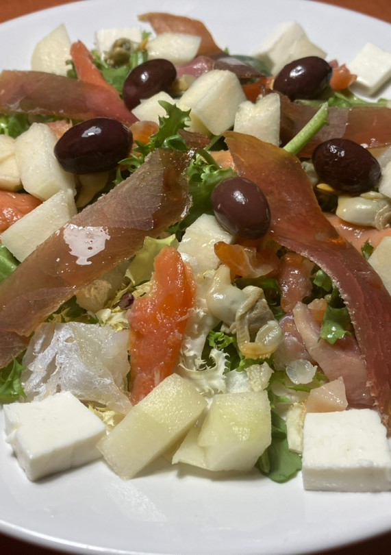 Una foto de Ensalada de salazones de pescado, con pera y queso fresco