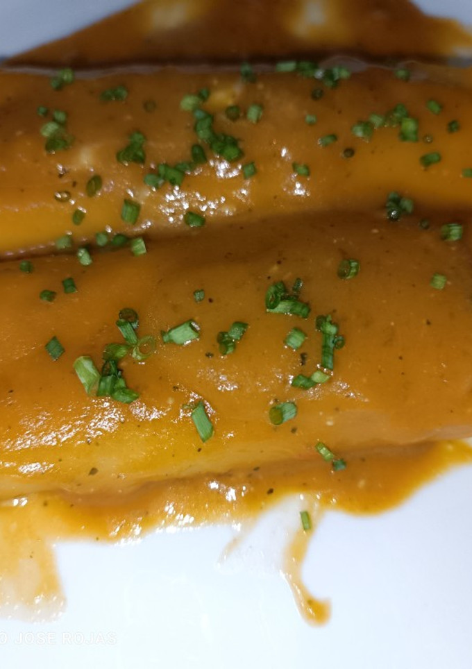 Una foto de Canelones de masa de croquetas en salsa de carne