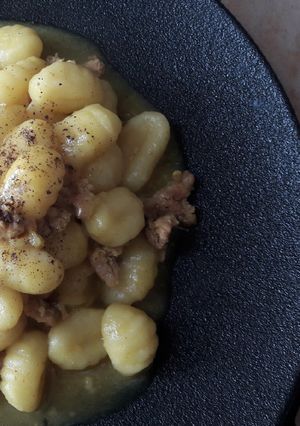 Foto di Gnocchi cacio e pepe al curry e salsiccia