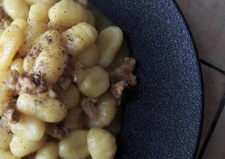 Gnocchi cacio e pepe al curry e salsiccia