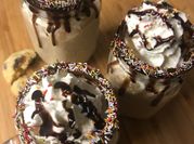 Une photo de milkshake vanille