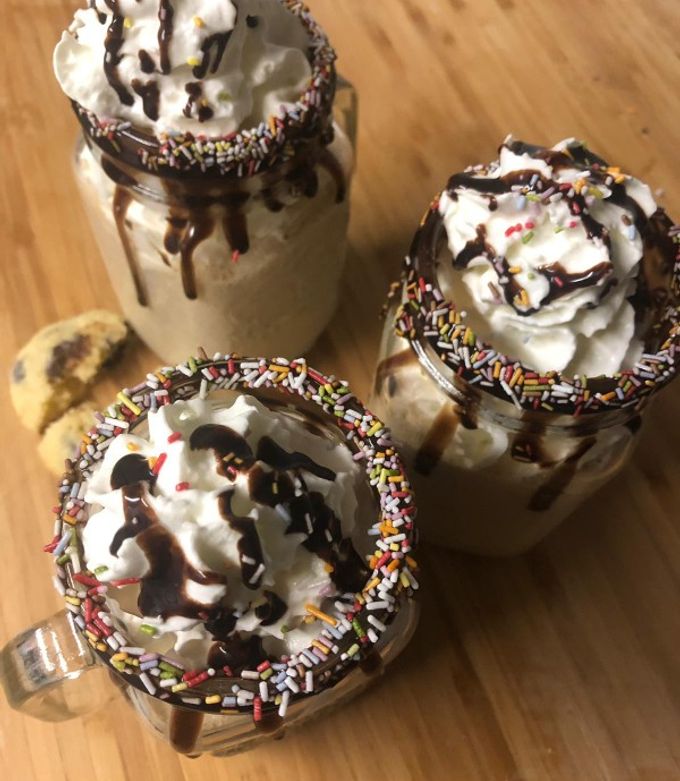 Une photo de Milkshake vanille et cookies au chocolat
