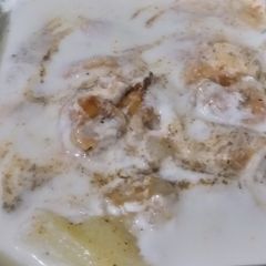A picture of Dahi bhalle.