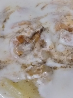 A picture of Dahi bhalle.