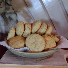 Una foto de Scones de queso🧀 y orégano