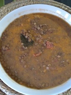 Una foto de Lentejas pardinas con verduras, bacon y chorizo