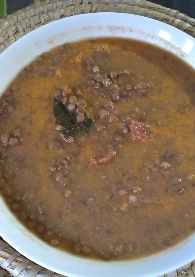 Una foto de Lentejas pardinas con verduras, bacon y chorizo