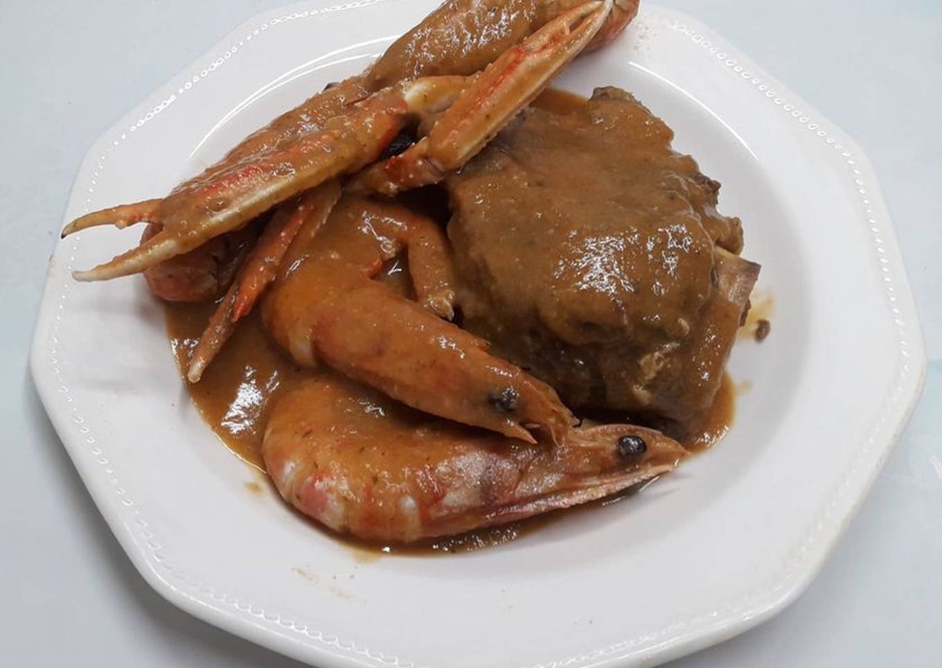 Carrillada de cerdo con langostinos y cigalas